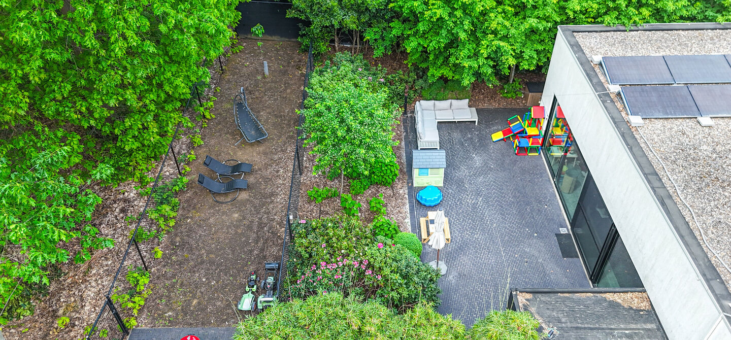 Bij ImmoFusion 7/7 “open huis” : klik op onze 3D-TOUR.
Ervaar vastgoed alsof je er zelf doorloopt!
Stap binnen in deze indrukwekkende halfopen bebouwing, quasi nieuw, gelegen in een rustige woonwijk van Beringen. Met een bewoonbare oppervlakte van 14