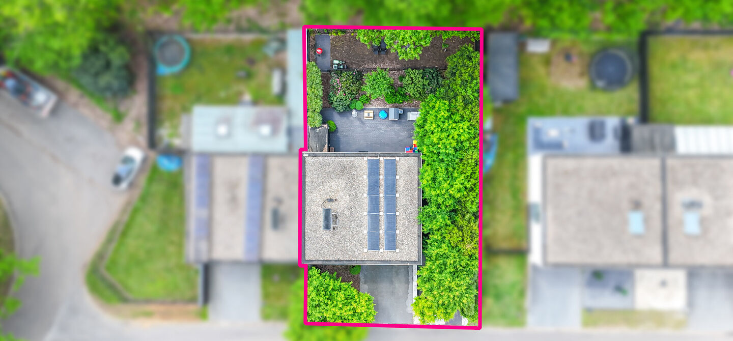 Bij ImmoFusion 7/7 “open huis” : klik op onze 3D-TOUR.
Ervaar vastgoed alsof je er zelf doorloopt!
Stap binnen in deze indrukwekkende halfopen bebouwing, quasi nieuw, gelegen in een rustige woonwijk van Beringen. Met een bewoonbare oppervlakte van 14