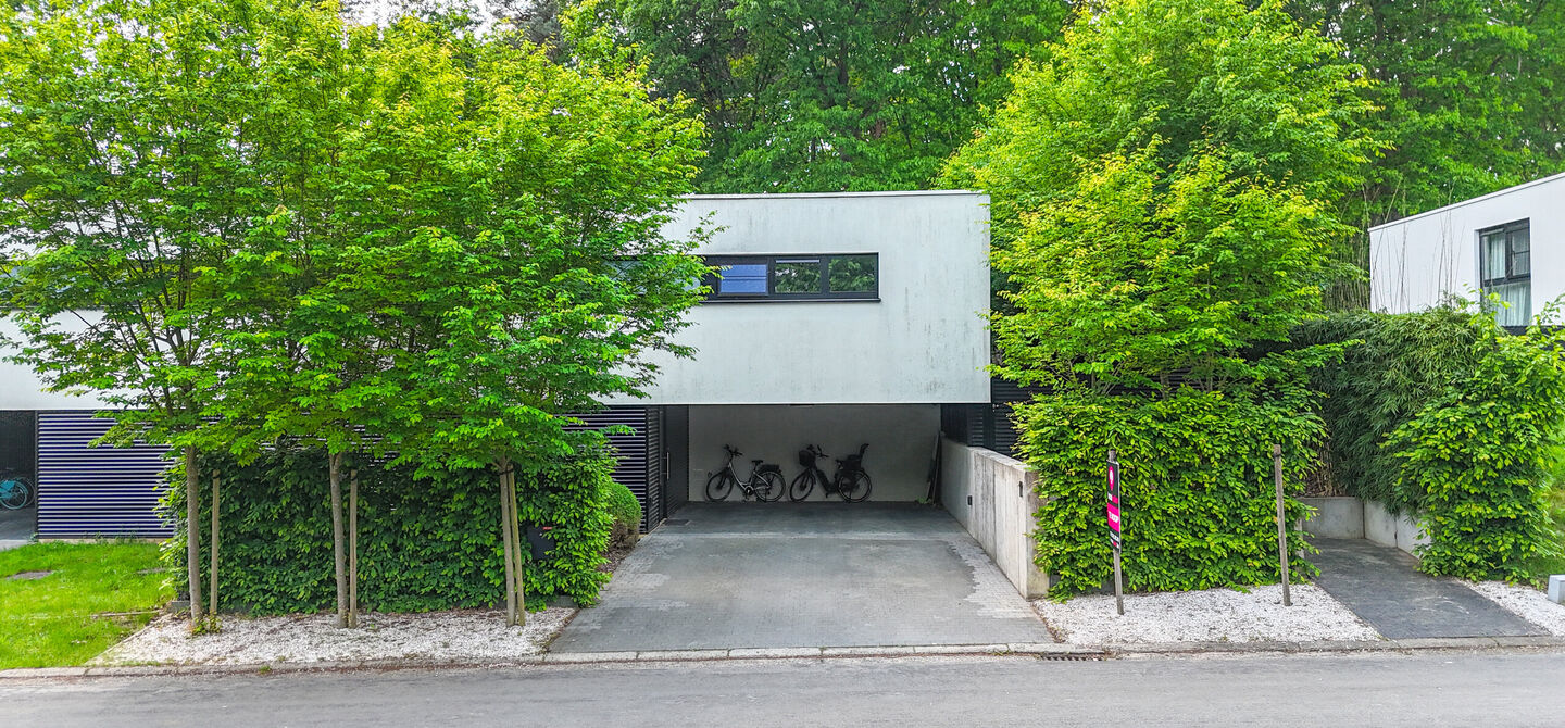 Bij ImmoFusion 7/7 “open huis” : klik op onze 3D-TOUR.
Ervaar vastgoed alsof je er zelf doorloopt!
Stap binnen in deze indrukwekkende halfopen bebouwing, quasi nieuw, gelegen in een rustige woonwijk van Beringen. Met een bewoonbare oppervlakte van 14
