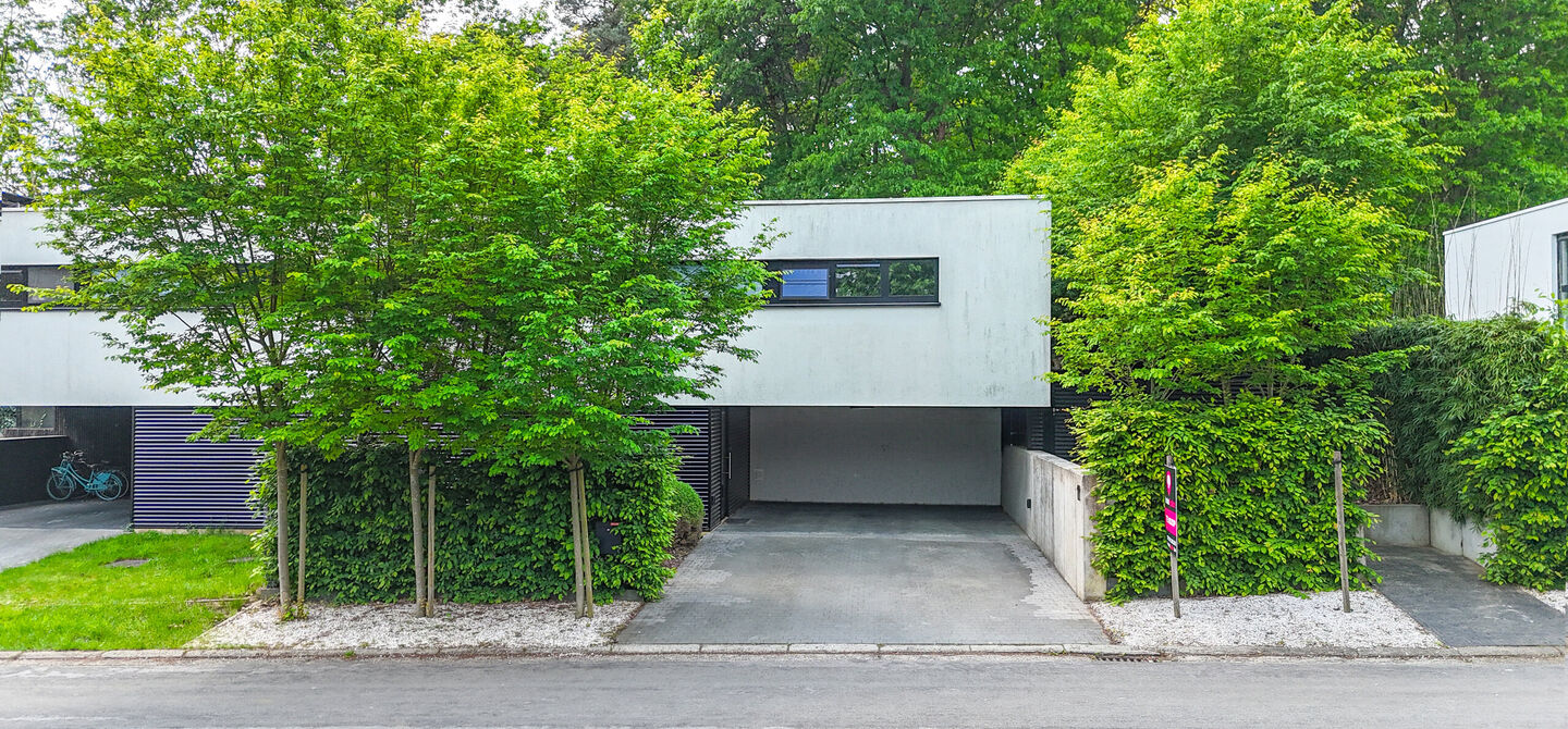Bij ImmoFusion 7/7 “open huis” : klik op onze 3D-TOUR.
Ervaar vastgoed alsof je er zelf doorloopt!
Stap binnen in deze indrukwekkende halfopen bebouwing, quasi nieuw, gelegen in een rustige woonwijk van Beringen. Met een bewoonbare oppervlakte van 14