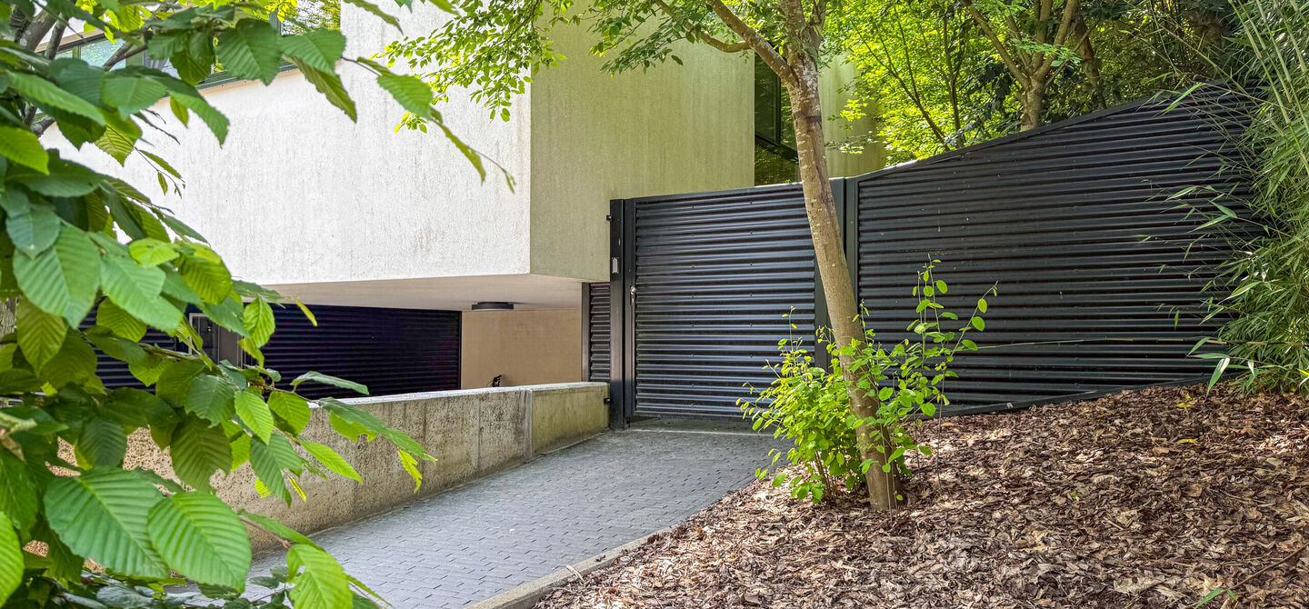 Bij ImmoFusion 7/7 “open huis” : klik op onze 3D-TOUR.
Ervaar vastgoed alsof je er zelf doorloopt!
Stap binnen in deze indrukwekkende halfopen bebouwing, quasi nieuw, gelegen in een rustige woonwijk van Beringen. Met een bewoonbare oppervlakte van 14