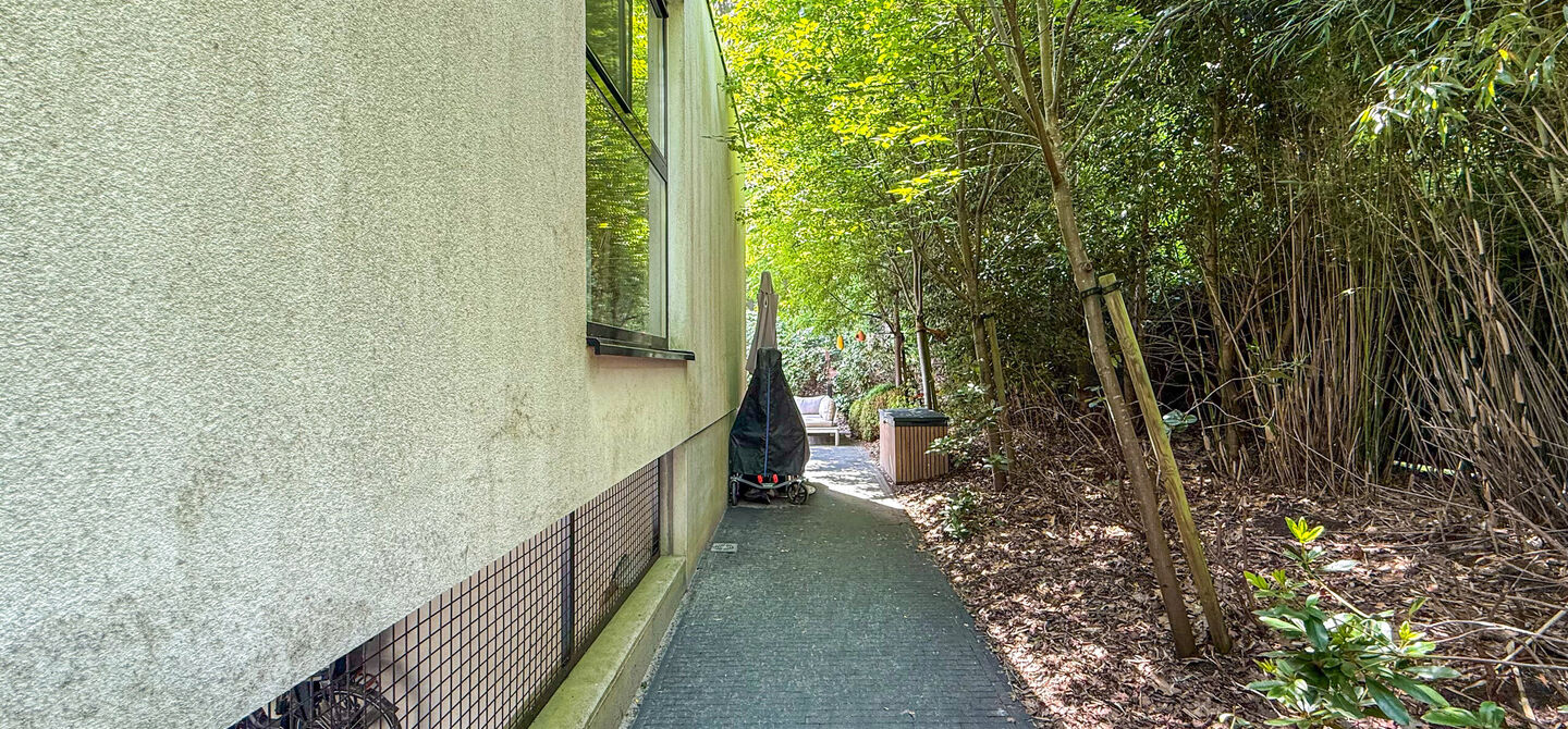 Bij ImmoFusion 7/7 “open huis” : klik op onze 3D-TOUR.
Ervaar vastgoed alsof je er zelf doorloopt!
Stap binnen in deze indrukwekkende halfopen bebouwing, quasi nieuw, gelegen in een rustige woonwijk van Beringen. Met een bewoonbare oppervlakte van 14
