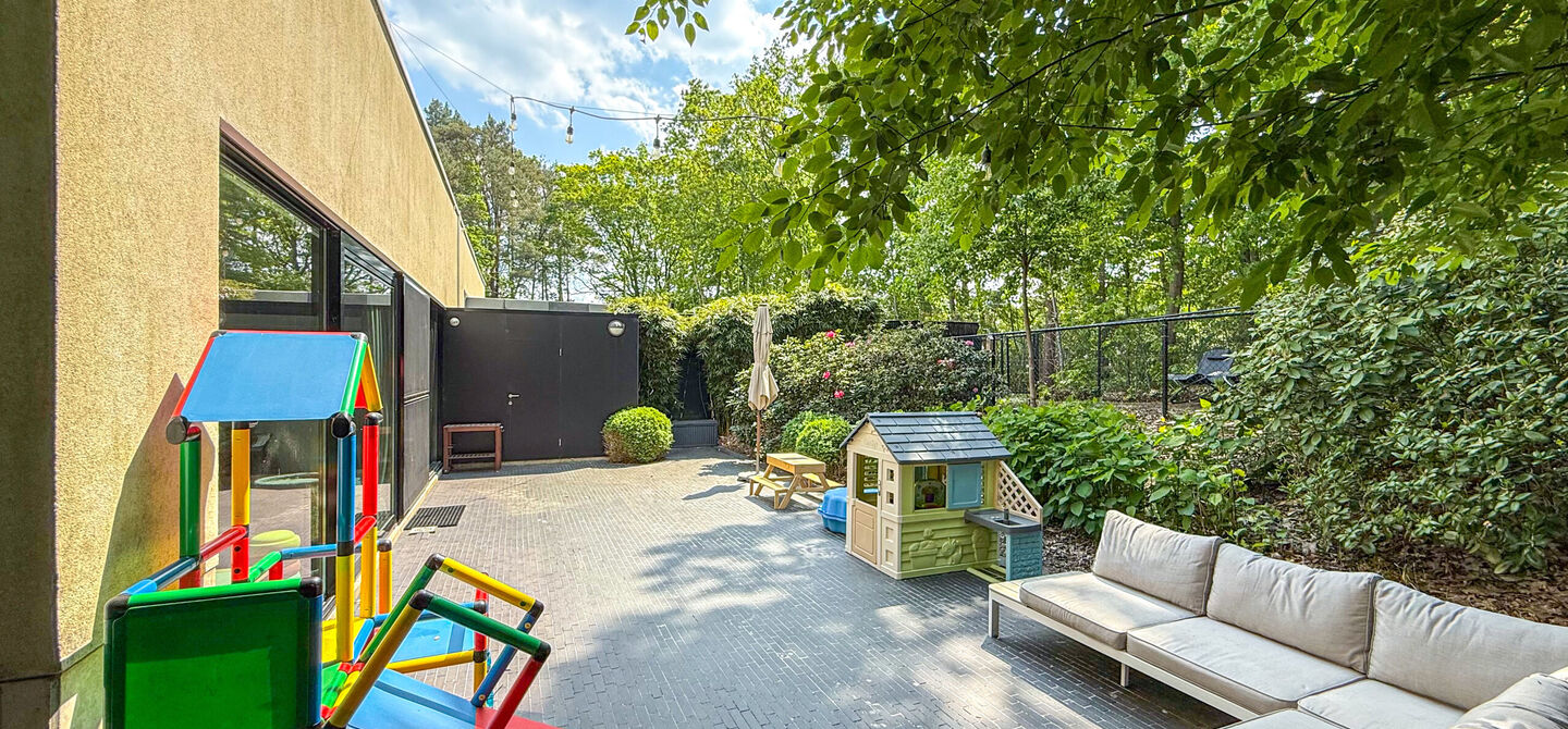 Bij ImmoFusion 7/7 “open huis” : klik op onze 3D-TOUR.
Ervaar vastgoed alsof je er zelf doorloopt!
Stap binnen in deze indrukwekkende halfopen bebouwing, quasi nieuw, gelegen in een rustige woonwijk van Beringen. Met een bewoonbare oppervlakte van 14