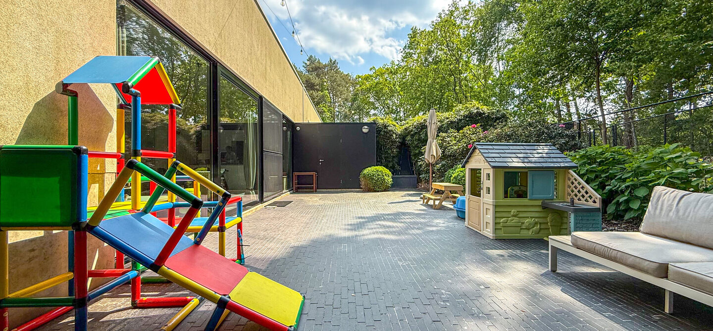 Bij ImmoFusion 7/7 “open huis” : klik op onze 3D-TOUR.
Ervaar vastgoed alsof je er zelf doorloopt!
Stap binnen in deze indrukwekkende halfopen bebouwing, quasi nieuw, gelegen in een rustige woonwijk van Beringen. Met een bewoonbare oppervlakte van 14