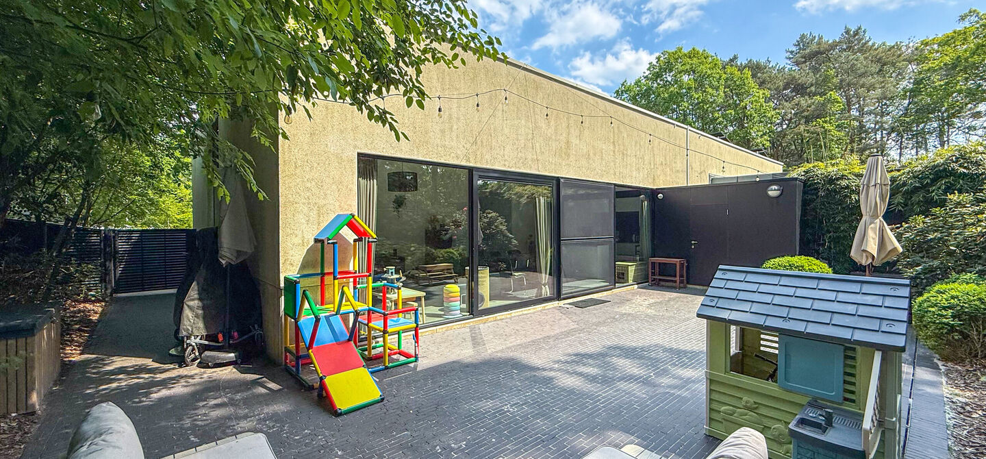 Bij ImmoFusion 7/7 “open huis” : klik op onze 3D-TOUR.
Ervaar vastgoed alsof je er zelf doorloopt!
Stap binnen in deze indrukwekkende halfopen bebouwing, quasi nieuw, gelegen in een rustige woonwijk van Beringen. Met een bewoonbare oppervlakte van 14