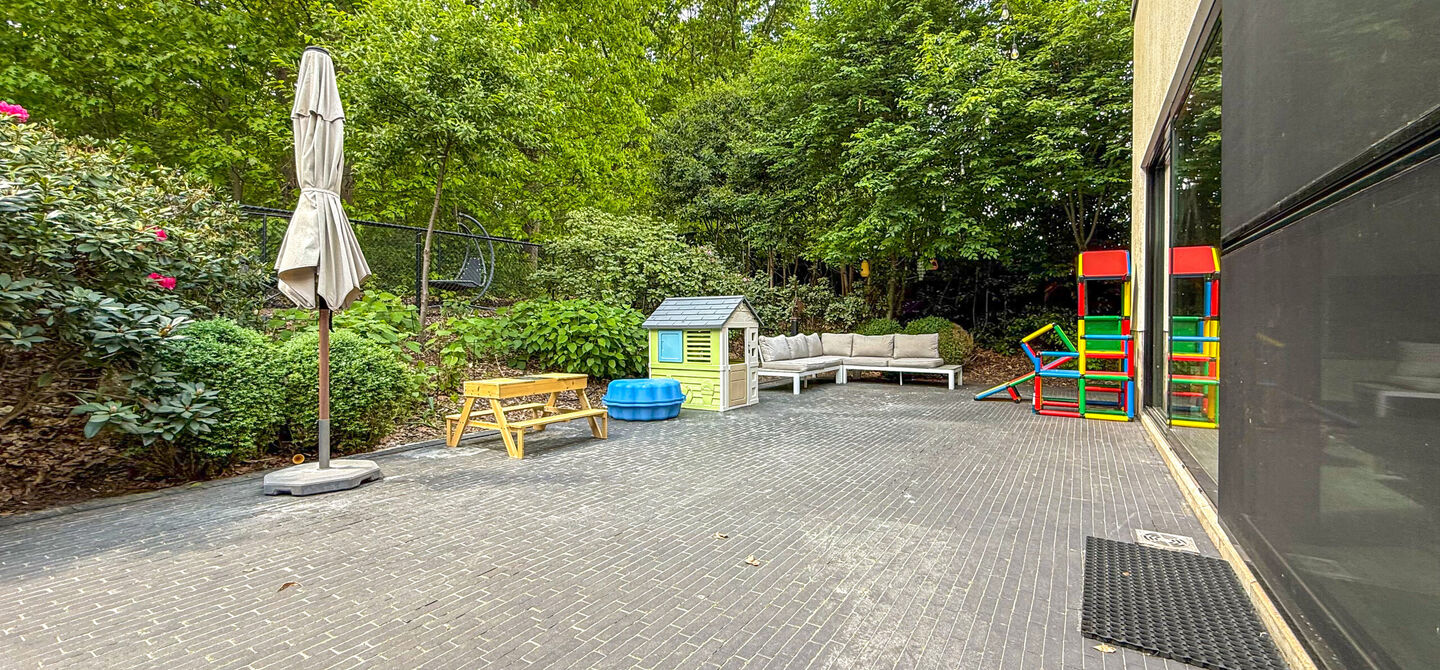 Bij ImmoFusion 7/7 “open huis” : klik op onze 3D-TOUR.
Ervaar vastgoed alsof je er zelf doorloopt!
Stap binnen in deze indrukwekkende halfopen bebouwing, quasi nieuw, gelegen in een rustige woonwijk van Beringen. Met een bewoonbare oppervlakte van 14