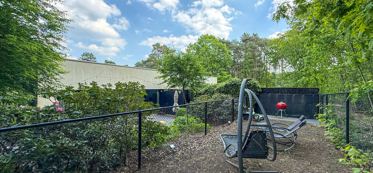 Bij ImmoFusion 7/7 “open huis” : klik op onze 3D-TOUR.
Ervaar vastgoed alsof je er zelf doorloopt!
Stap binnen in deze indrukwekkende halfopen bebouwing, quasi nieuw, gelegen in een rustige woonwijk van Beringen. Met een bewoonbare oppervlakte van 14
