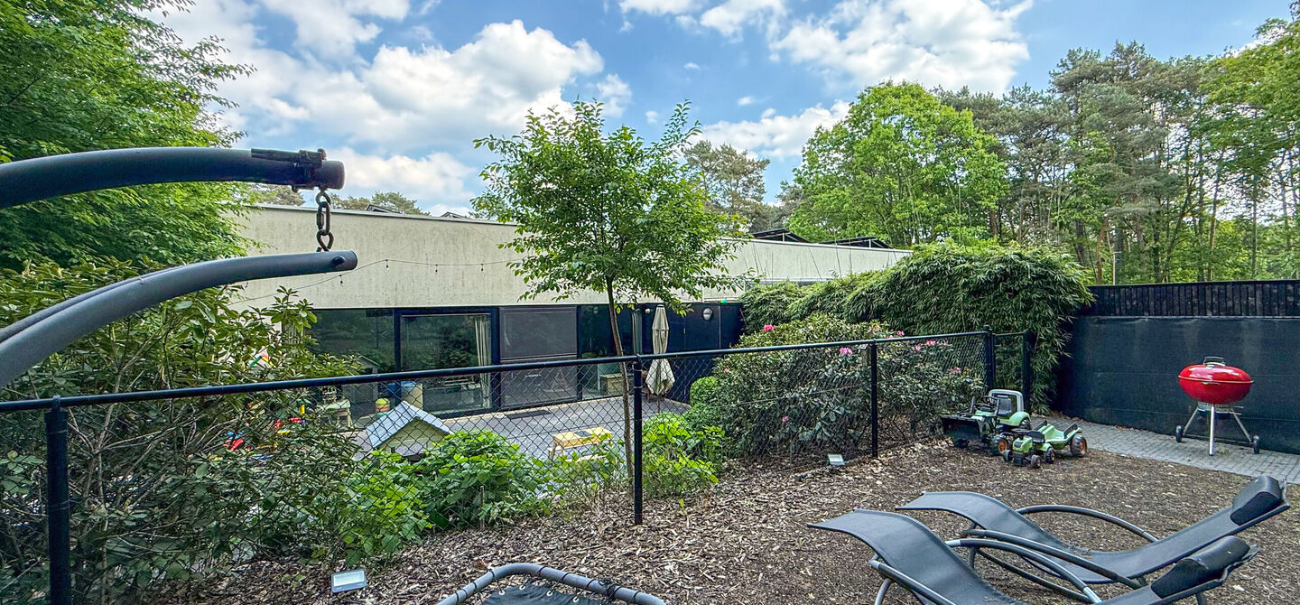 Bij ImmoFusion 7/7 “open huis” : klik op onze 3D-TOUR.
Ervaar vastgoed alsof je er zelf doorloopt!
Stap binnen in deze indrukwekkende halfopen bebouwing, quasi nieuw, gelegen in een rustige woonwijk van Beringen. Met een bewoonbare oppervlakte van 14