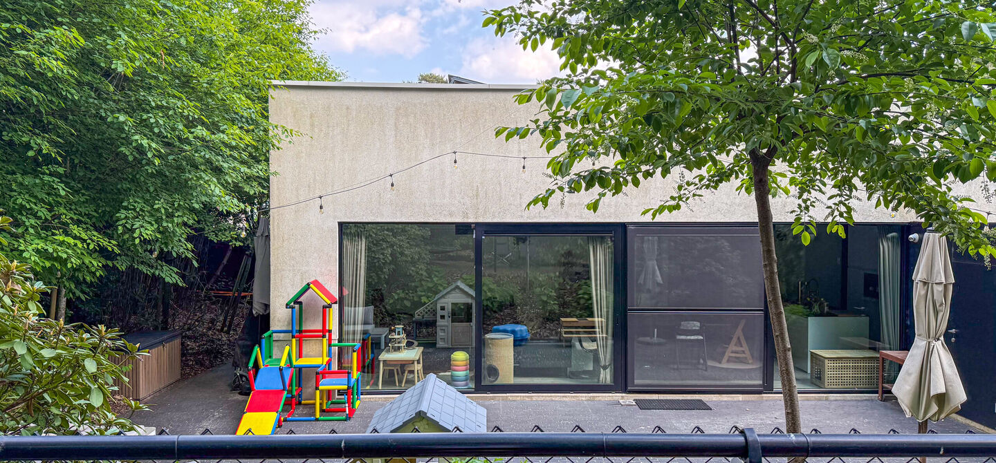 Bij ImmoFusion 7/7 “open huis” : klik op onze 3D-TOUR.
Ervaar vastgoed alsof je er zelf doorloopt!
Stap binnen in deze indrukwekkende halfopen bebouwing, quasi nieuw, gelegen in een rustige woonwijk van Beringen. Met een bewoonbare oppervlakte van 14