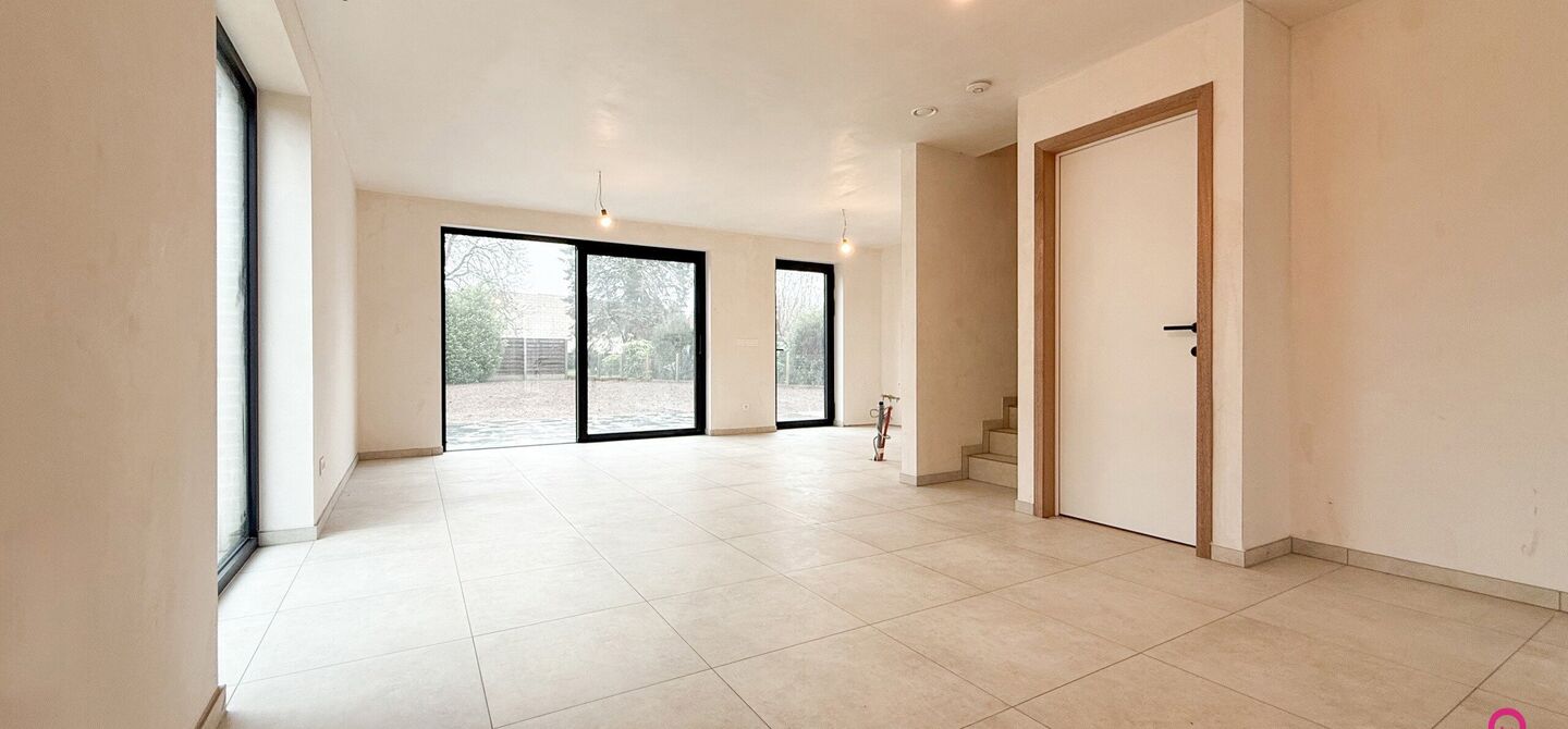 Bij ImmoFusion 7/7 “open huis” : klik op onze 3D-TOUR.
Ervaar vastgoed alsof je er zelf doorloopt!
Welkom in deze prachtige energiezuinige nieuwbouwwoning gelegen te Moestuinstraat 13A, 3582 Koersel (Heusden-Zolder). Deze moderne woning combineert ru