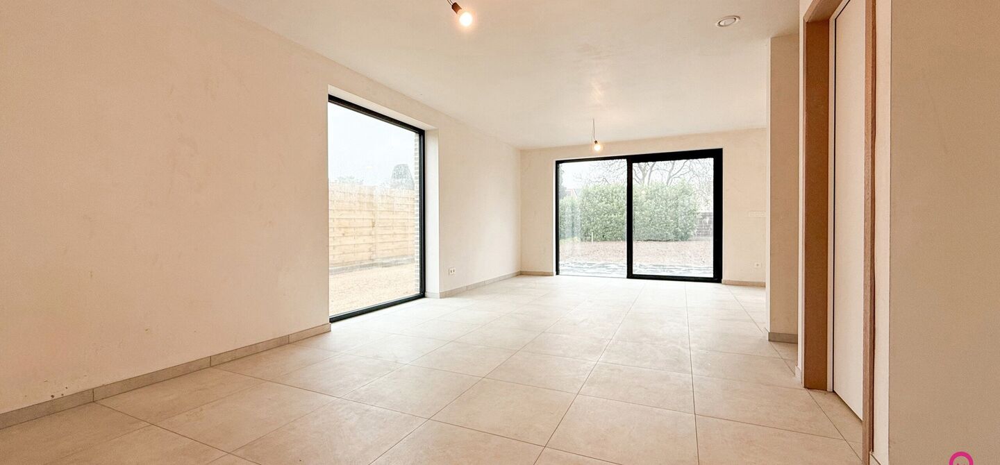 Bij ImmoFusion 7/7 “open huis” : klik op onze 3D-TOUR.
Ervaar vastgoed alsof je er zelf doorloopt!
Welkom in deze prachtige energiezuinige nieuwbouwwoning gelegen te Moestuinstraat 13A, 3582 Koersel (Heusden-Zolder). Deze moderne woning combineert ru