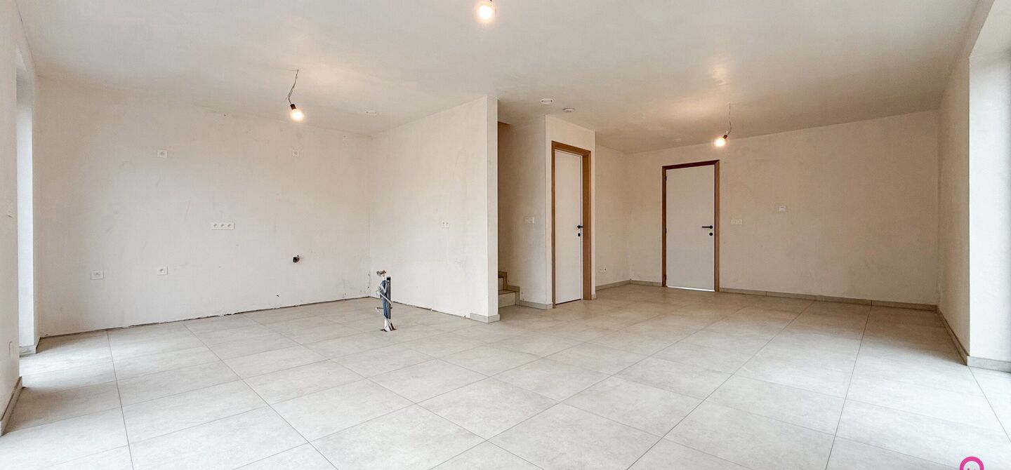 Bij ImmoFusion 7/7 “open huis” : klik op onze 3D-TOUR.
Ervaar vastgoed alsof je er zelf doorloopt!
Welkom in deze prachtige energiezuinige nieuwbouwwoning gelegen te Moestuinstraat 13A, 3582 Koersel (Heusden-Zolder). Deze moderne woning combineert ru