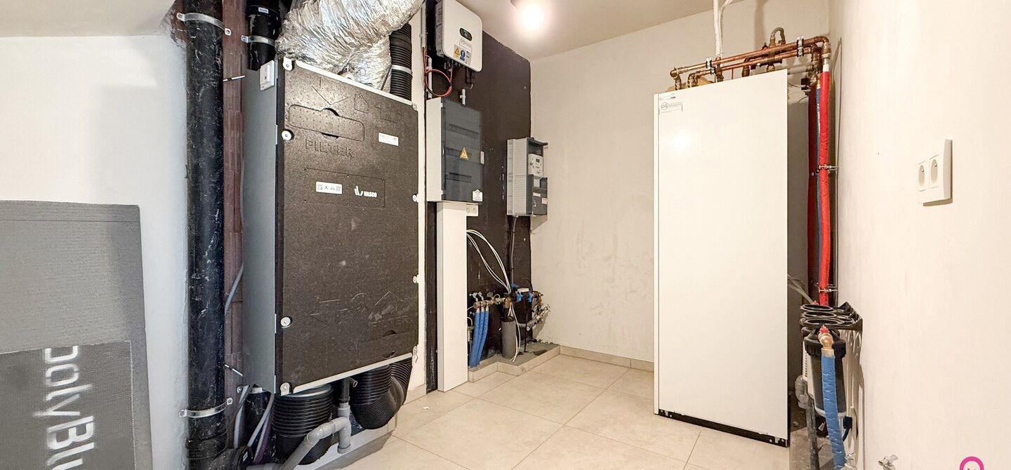 Bij ImmoFusion 7/7 “open huis” : klik op onze 3D-TOUR.
Ervaar vastgoed alsof je er zelf doorloopt!
Welkom in deze prachtige energiezuinige nieuwbouwwoning gelegen te Moestuinstraat 13A, 3582 Koersel (Heusden-Zolder). Deze moderne woning combineert ru