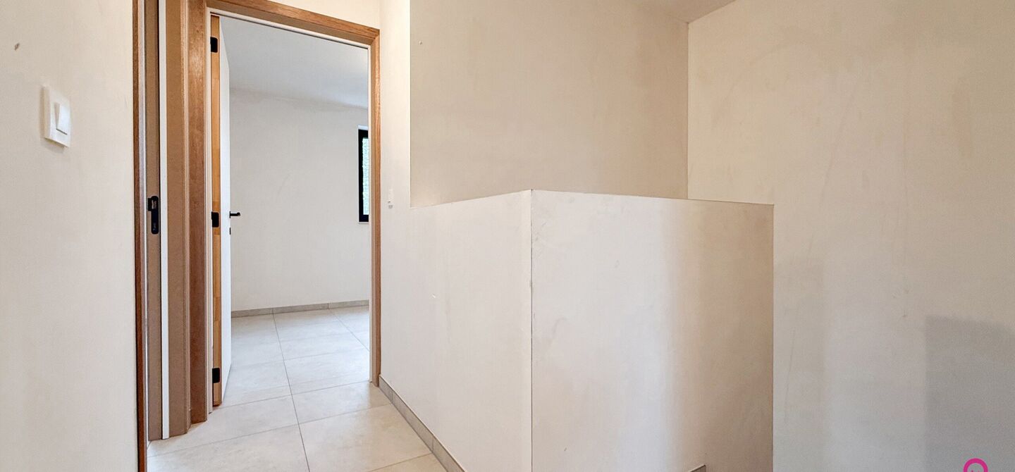 Bij ImmoFusion 7/7 “open huis” : klik op onze 3D-TOUR.
Ervaar vastgoed alsof je er zelf doorloopt!
Welkom in deze prachtige energiezuinige nieuwbouwwoning gelegen te Moestuinstraat 13A, 3582 Koersel (Heusden-Zolder). Deze moderne woning combineert ru