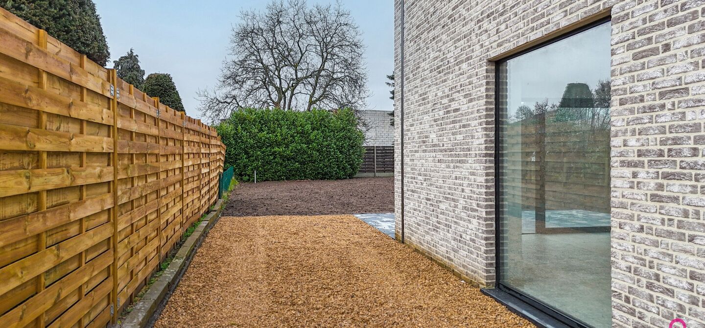 Bij ImmoFusion 7/7 “open huis” : klik op onze 3D-TOUR.
Ervaar vastgoed alsof je er zelf doorloopt!
Welkom in deze prachtige energiezuinige nieuwbouwwoning gelegen te Moestuinstraat 13A, 3582 Koersel (Heusden-Zolder). Deze moderne woning combineert ru