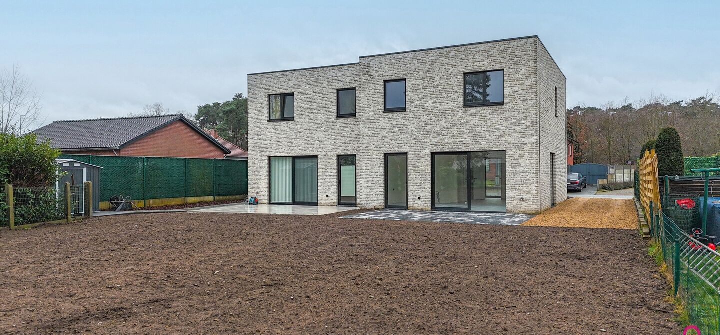 Bij ImmoFusion 7/7 “open huis” : klik op onze 3D-TOUR.
Ervaar vastgoed alsof je er zelf doorloopt!
Welkom in deze prachtige energiezuinige nieuwbouwwoning gelegen te Moestuinstraat 13A, 3582 Koersel (Heusden-Zolder). Deze moderne woning combineert ru