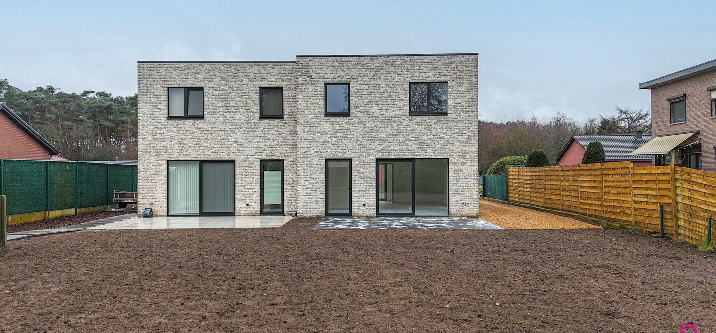 Bij ImmoFusion 7/7 “open huis” : klik op onze 3D-TOUR.
Ervaar vastgoed alsof je er zelf doorloopt!
Welkom in deze prachtige energiezuinige nieuwbouwwoning gelegen te Moestuinstraat 13A, 3582 Koersel (Heusden-Zolder). Deze moderne woning combineert ru
