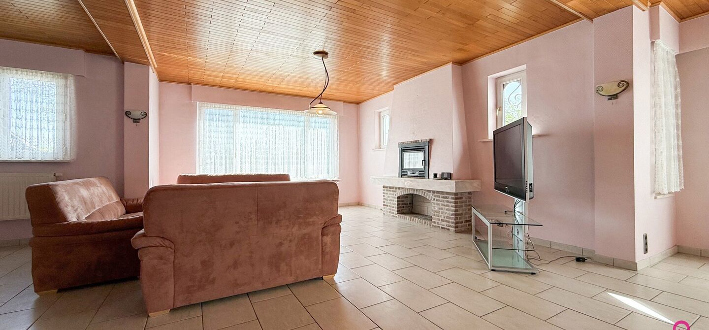 Bij ImmoFusion 7/7 “open huis” : klik op onze 3D-TOUR.
Ervaar vastgoed alsof je er zelf doorloopt!
Welkom in deze verrassend ruime open bebouwing gelegen op een uitstekende locatie langs de Heppensesteenweg in Beringen. Met maar liefst 328m² bewoonb