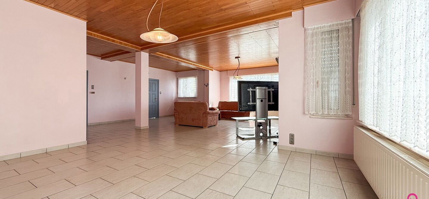 Bij ImmoFusion 7/7 “open huis” : klik op onze 3D-TOUR.
Ervaar vastgoed alsof je er zelf doorloopt!
Welkom in deze verrassend ruime open bebouwing gelegen op een uitstekende locatie langs de Heppensesteenweg in Beringen. Met maar liefst 328m² bewoonb