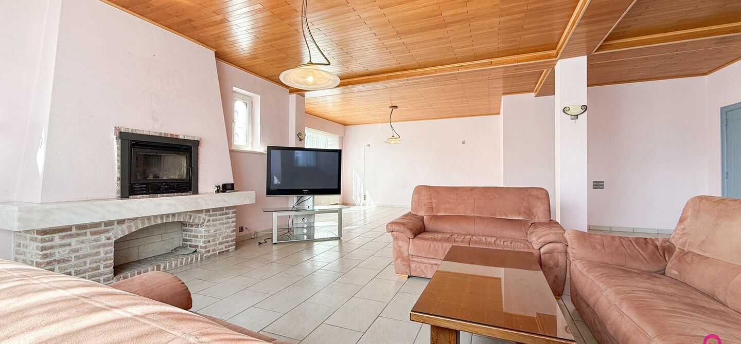 Bij ImmoFusion 7/7 “open huis” : klik op onze 3D-TOUR.
Ervaar vastgoed alsof je er zelf doorloopt!
Welkom in deze verrassend ruime open bebouwing gelegen op een uitstekende locatie langs de Heppensesteenweg in Beringen. Met maar liefst 328m² bewoonb