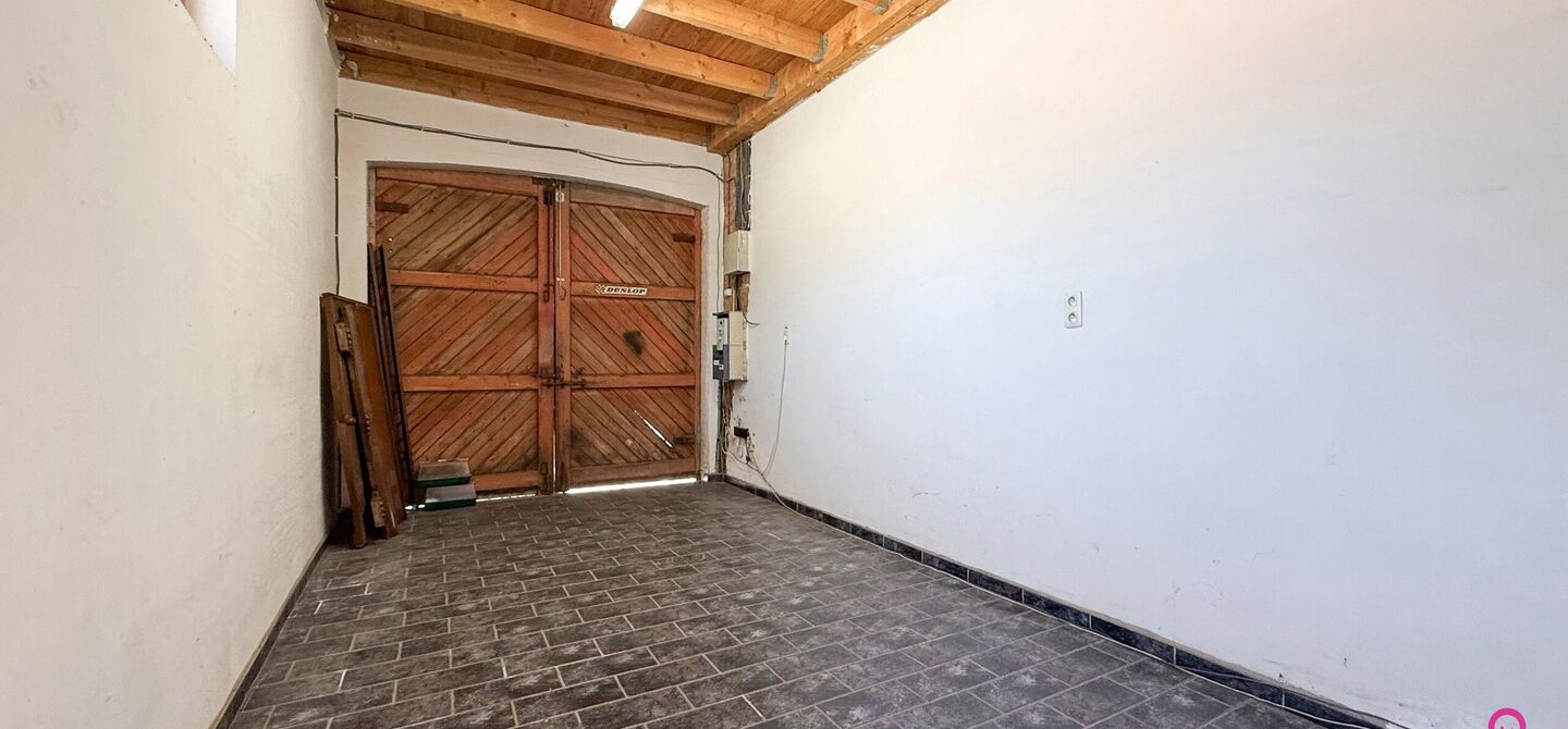 Bij ImmoFusion 7/7 “open huis” : klik op onze 3D-TOUR.
Ervaar vastgoed alsof je er zelf doorloopt!
Welkom in deze verrassend ruime open bebouwing gelegen op een uitstekende locatie langs de Heppensesteenweg in Beringen. Met maar liefst 328m² bewoonb