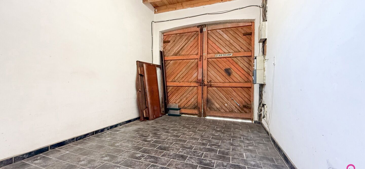Bij ImmoFusion 7/7 “open huis” : klik op onze 3D-TOUR.
Ervaar vastgoed alsof je er zelf doorloopt!
Welkom in deze verrassend ruime open bebouwing gelegen op een uitstekende locatie langs de Heppensesteenweg in Beringen. Met maar liefst 328m² bewoonb