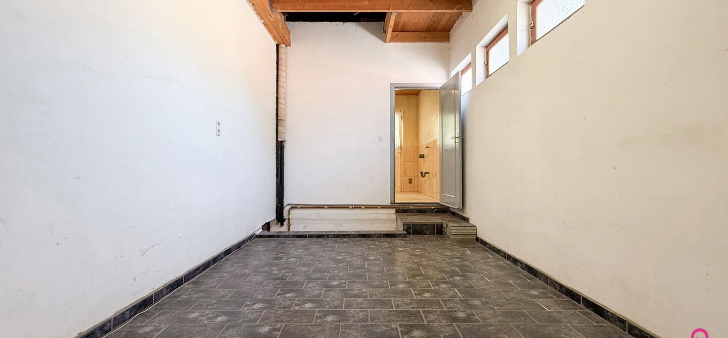 Bij ImmoFusion 7/7 “open huis” : klik op onze 3D-TOUR.
Ervaar vastgoed alsof je er zelf doorloopt!
Welkom in deze verrassend ruime open bebouwing gelegen op een uitstekende locatie langs de Heppensesteenweg in Beringen. Met maar liefst 328m² bewoonb
