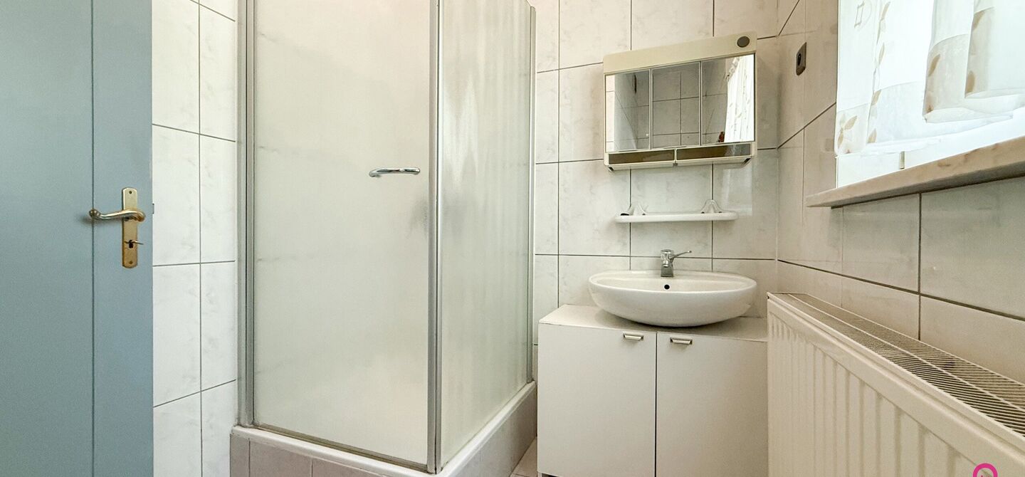 Bij ImmoFusion 7/7 “open huis” : klik op onze 3D-TOUR.
Ervaar vastgoed alsof je er zelf doorloopt!
Welkom in deze verrassend ruime open bebouwing gelegen op een uitstekende locatie langs de Heppensesteenweg in Beringen. Met maar liefst 328m² bewoonb
