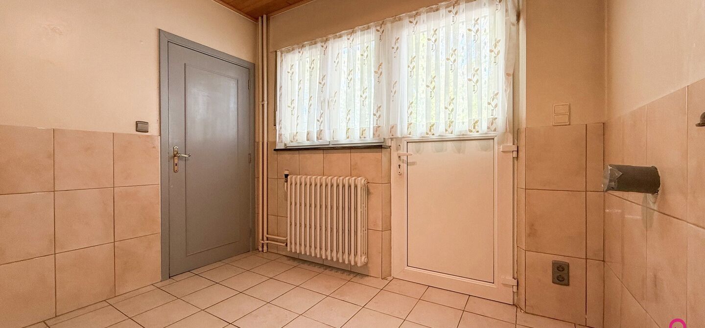 Bij ImmoFusion 7/7 “open huis” : klik op onze 3D-TOUR.
Ervaar vastgoed alsof je er zelf doorloopt!
Welkom in deze verrassend ruime open bebouwing gelegen op een uitstekende locatie langs de Heppensesteenweg in Beringen. Met maar liefst 328m² bewoonb