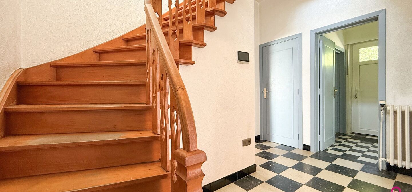 Bij ImmoFusion 7/7 “open huis” : klik op onze 3D-TOUR.
Ervaar vastgoed alsof je er zelf doorloopt!
Welkom in deze verrassend ruime open bebouwing gelegen op een uitstekende locatie langs de Heppensesteenweg in Beringen. Met maar liefst 328m² bewoonb