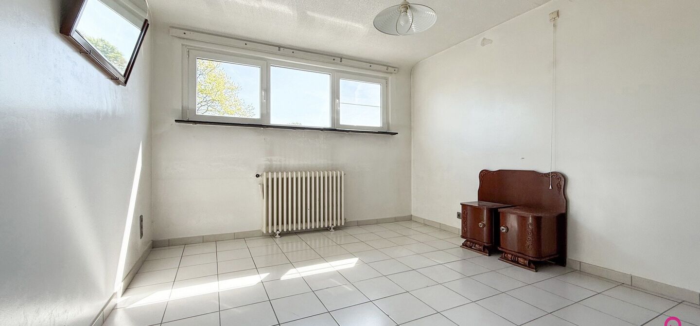 Bij ImmoFusion 7/7 “open huis” : klik op onze 3D-TOUR.
Ervaar vastgoed alsof je er zelf doorloopt!
Welkom in deze verrassend ruime open bebouwing gelegen op een uitstekende locatie langs de Heppensesteenweg in Beringen. Met maar liefst 328m² bewoonb