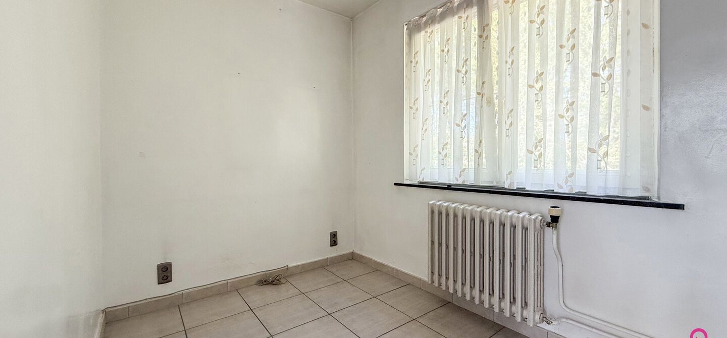 Bij ImmoFusion 7/7 “open huis” : klik op onze 3D-TOUR.
Ervaar vastgoed alsof je er zelf doorloopt!
Welkom in deze verrassend ruime open bebouwing gelegen op een uitstekende locatie langs de Heppensesteenweg in Beringen. Met maar liefst 328m² bewoonb