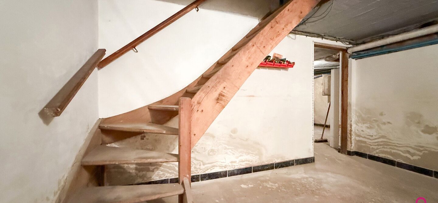 Bij ImmoFusion 7/7 “open huis” : klik op onze 3D-TOUR.
Ervaar vastgoed alsof je er zelf doorloopt!
Welkom in deze verrassend ruime open bebouwing gelegen op een uitstekende locatie langs de Heppensesteenweg in Beringen. Met maar liefst 328m² bewoonb