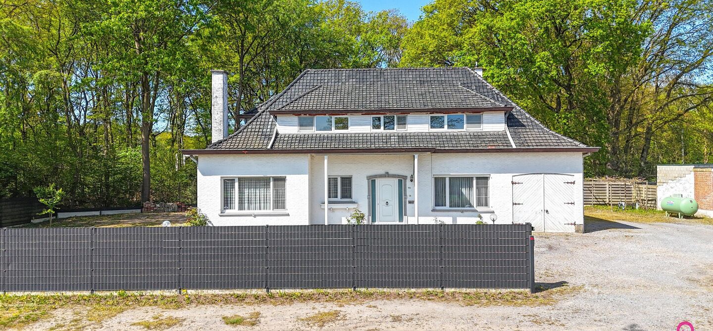 Bij ImmoFusion 7/7 “open huis” : klik op onze 3D-TOUR.
Ervaar vastgoed alsof je er zelf doorloopt!
Welkom in deze verrassend ruime open bebouwing gelegen op een uitstekende locatie langs de Heppensesteenweg in Beringen. Met maar liefst 328m² bewoonb