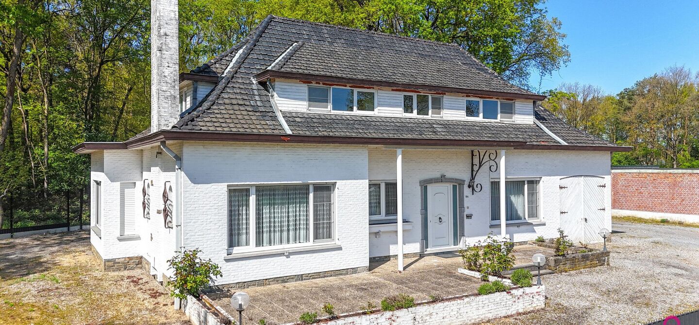 Bij ImmoFusion 7/7 “open huis” : klik op onze 3D-TOUR.
Ervaar vastgoed alsof je er zelf doorloopt!
Welkom in deze verrassend ruime open bebouwing gelegen op een uitstekende locatie langs de Heppensesteenweg in Beringen. Met maar liefst 328m² bewoonb