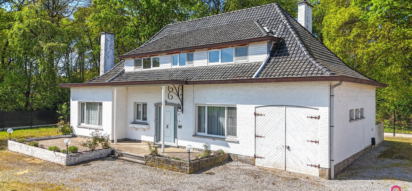 Bij ImmoFusion 7/7 “open huis” : klik op onze 3D-TOUR.
Ervaar vastgoed alsof je er zelf doorloopt!
Welkom in deze verrassend ruime open bebouwing gelegen op een uitstekende locatie langs de Heppensesteenweg in Beringen. Met maar liefst 328m² bewoonb