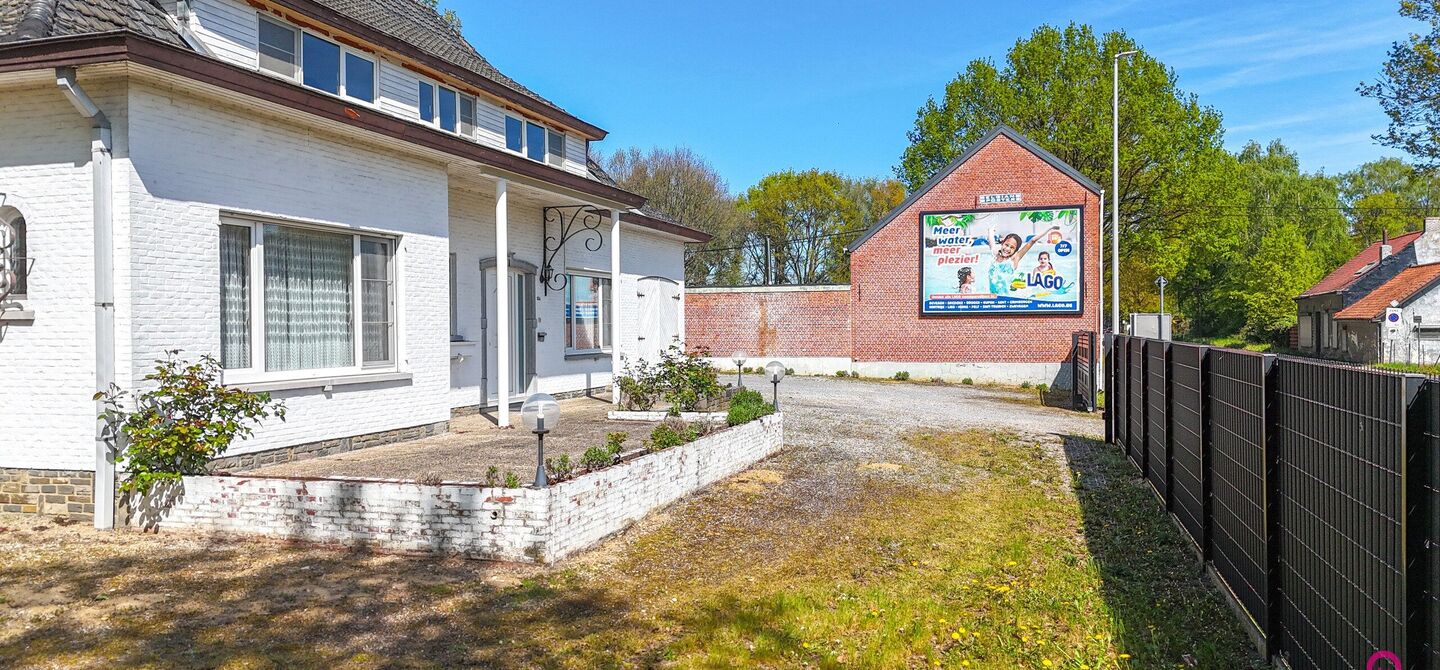 Bij ImmoFusion 7/7 “open huis” : klik op onze 3D-TOUR.
Ervaar vastgoed alsof je er zelf doorloopt!
Welkom in deze verrassend ruime open bebouwing gelegen op een uitstekende locatie langs de Heppensesteenweg in Beringen. Met maar liefst 328m² bewoonb