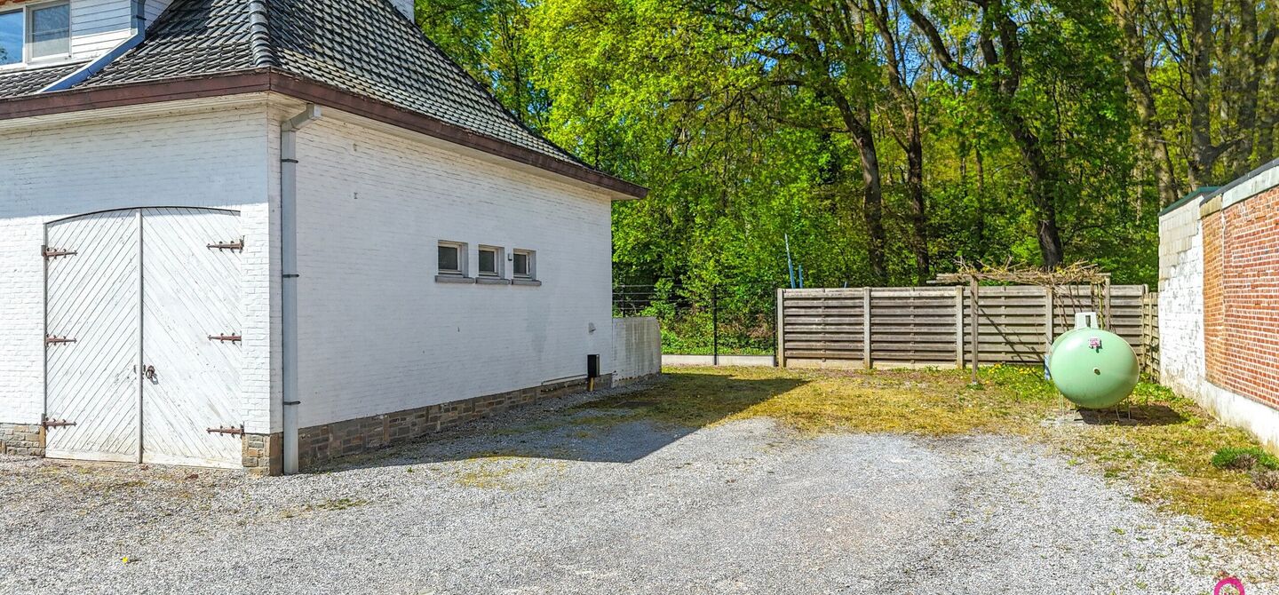 Bij ImmoFusion 7/7 “open huis” : klik op onze 3D-TOUR.
Ervaar vastgoed alsof je er zelf doorloopt!
Welkom in deze verrassend ruime open bebouwing gelegen op een uitstekende locatie langs de Heppensesteenweg in Beringen. Met maar liefst 328m² bewoonb
