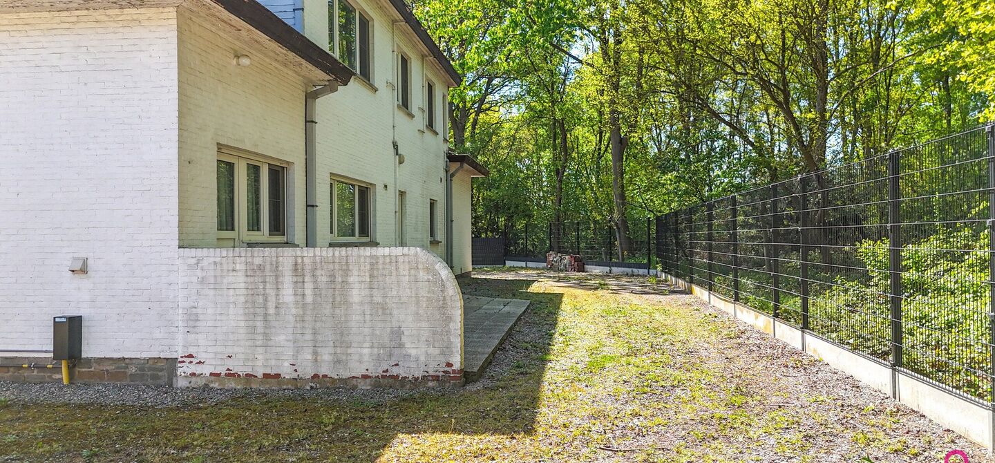 Bij ImmoFusion 7/7 “open huis” : klik op onze 3D-TOUR.
Ervaar vastgoed alsof je er zelf doorloopt!
Welkom in deze verrassend ruime open bebouwing gelegen op een uitstekende locatie langs de Heppensesteenweg in Beringen. Met maar liefst 328m² bewoonb