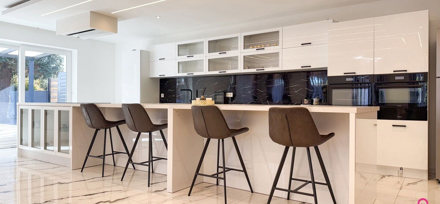 Bij ImmoFusion 7/7 “open huis”: klik op onze 3D-TOUR.
Ervaar vastgoed alsof je er zelf doorloopt!
Ontdek deze indrukwekkende open bebouwing in de Tervantstraat 198 te Paal, een woning die in 2025 een volledige transformatie kreeg en vandaag bijna als