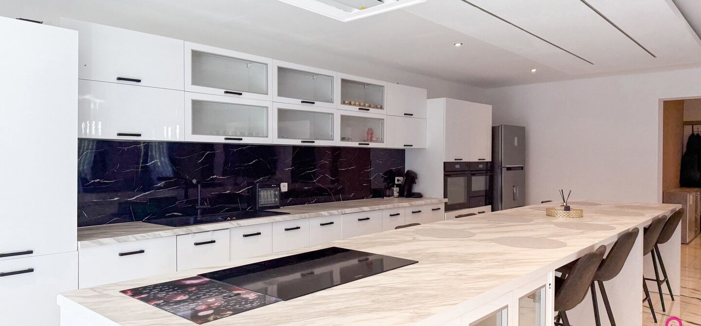Bij ImmoFusion 7/7 “open huis”: klik op onze 3D-TOUR.
Ervaar vastgoed alsof je er zelf doorloopt!
Ontdek deze indrukwekkende open bebouwing in de Tervantstraat 198 te Paal, een woning die in 2025 een volledige transformatie kreeg en vandaag bijna als