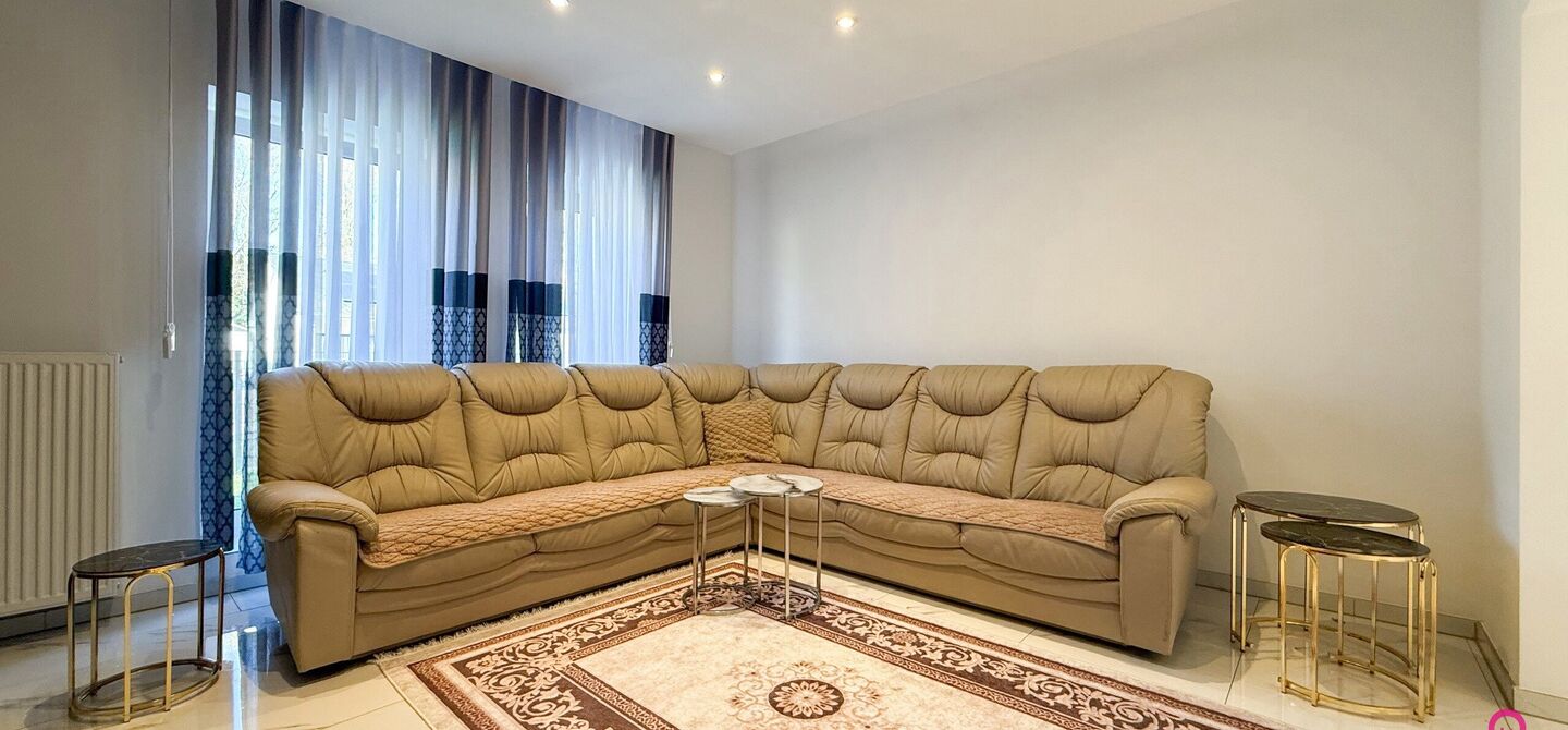 Bij ImmoFusion 7/7 “open huis”: klik op onze 3D-TOUR.
Ervaar vastgoed alsof je er zelf doorloopt!
Ontdek deze indrukwekkende open bebouwing in de Tervantstraat 198 te Paal, een woning die in 2025 een volledige transformatie kreeg en vandaag bijna als