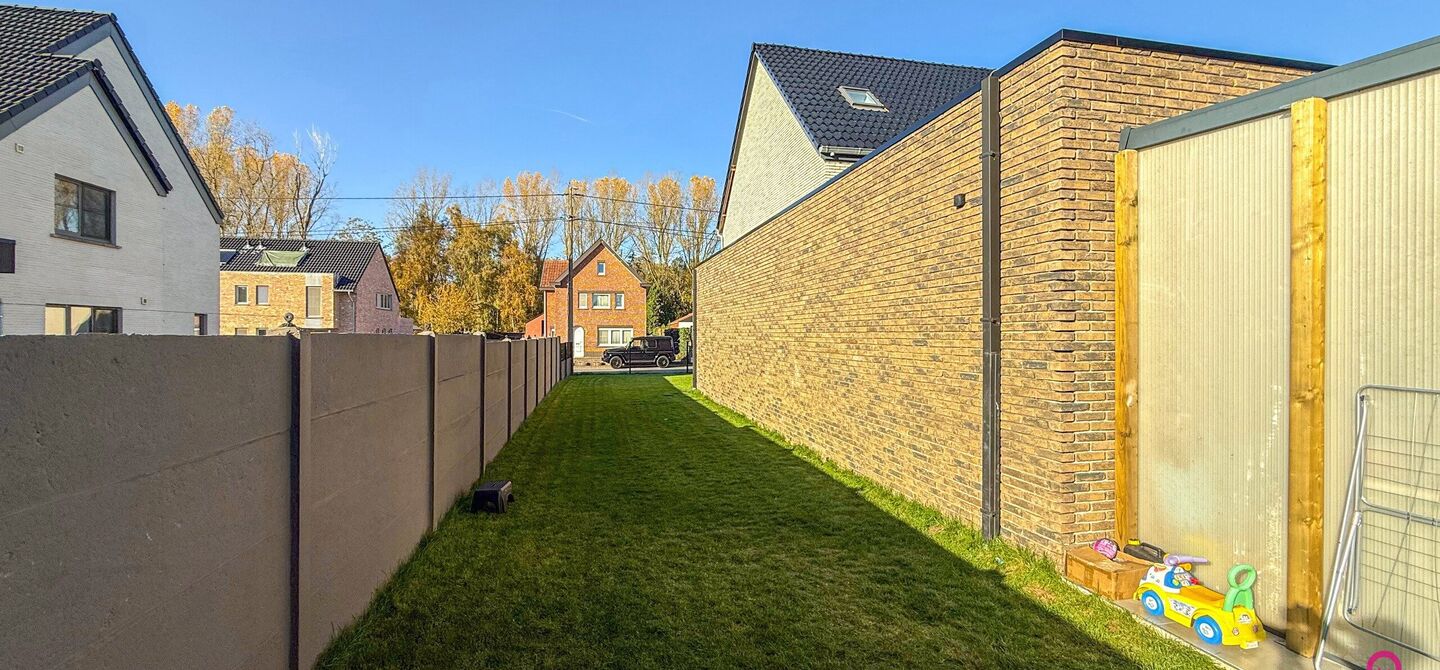 Bij ImmoFusion 7/7 “open huis”: klik op onze 3D-TOUR.
Ervaar vastgoed alsof je er zelf doorloopt!
Ontdek deze indrukwekkende open bebouwing in de Tervantstraat 198 te Paal, een woning die in 2025 een volledige transformatie kreeg en vandaag bijna als