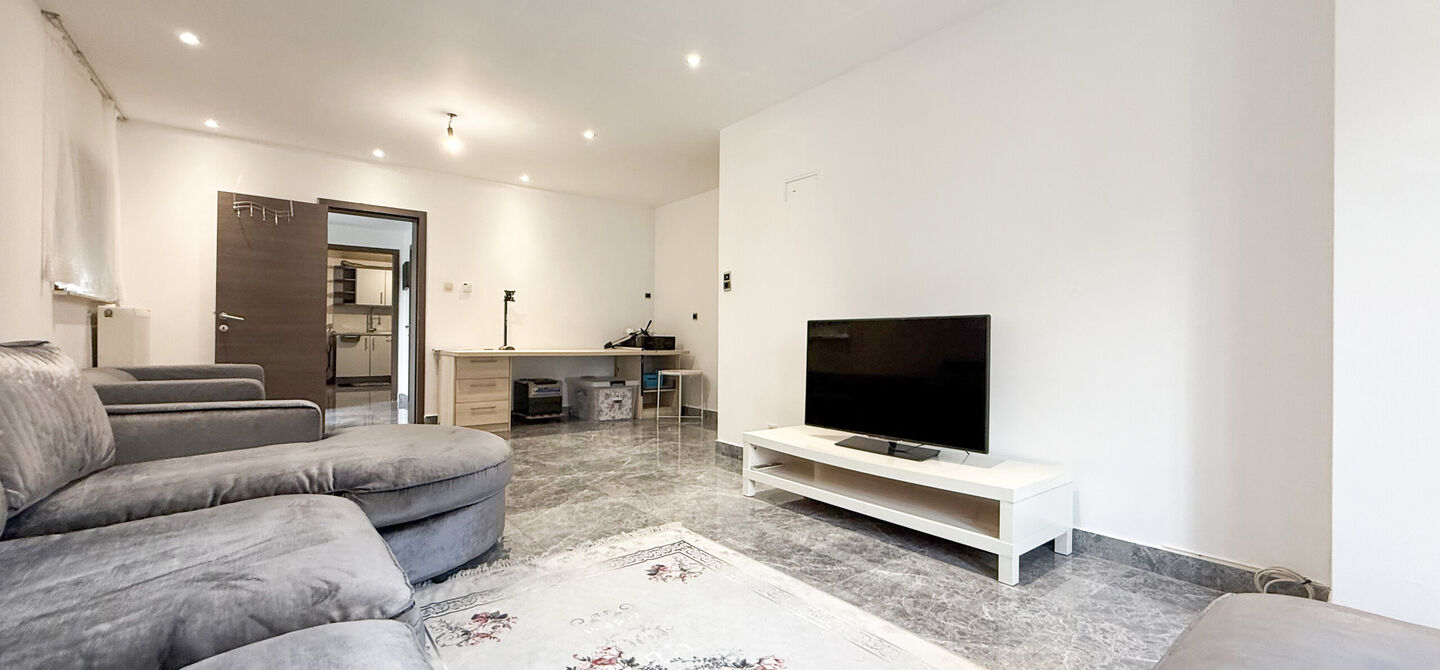 Bij ImmoFusion 7/7 “open huis”: klik op onze 3D-TOUR.
Ervaar vastgoed alsof je er zelf doorloopt!
Ontdek deze charmante halfopen woning aan de Tennisstraat 17 in Beringen, waar comfort, karakter en recente renovaties samenkomen. Dankzij de grondige