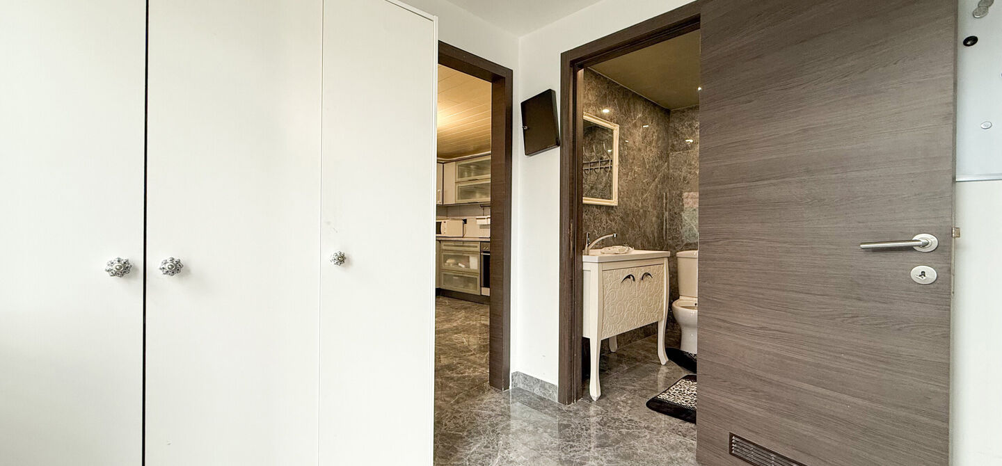 Bij ImmoFusion 7/7 “open huis”: klik op onze 3D-TOUR.
Ervaar vastgoed alsof je er zelf doorloopt!
Ontdek deze charmante halfopen woning aan de Tennisstraat 17 in Beringen, waar comfort, karakter en recente renovaties samenkomen. Dankzij de grondige
