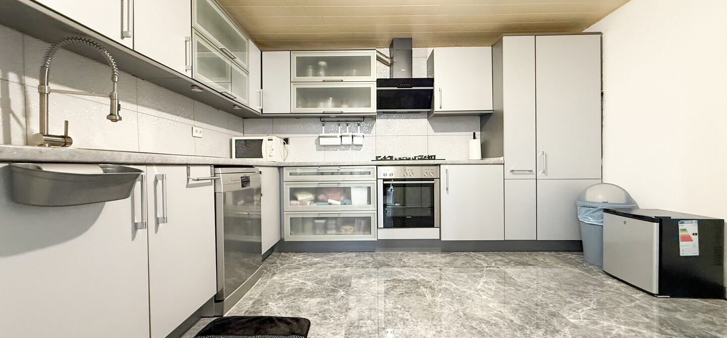 Bij ImmoFusion 7/7 “open huis”: klik op onze 3D-TOUR.
Ervaar vastgoed alsof je er zelf doorloopt!
Ontdek deze charmante halfopen woning aan de Tennisstraat 17 in Beringen, waar comfort, karakter en recente renovaties samenkomen. Dankzij de grondige