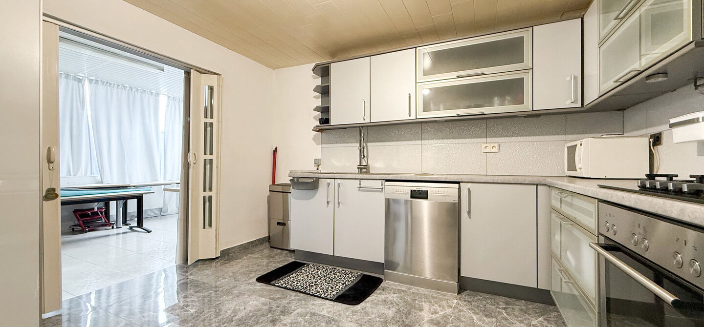 Bij ImmoFusion 7/7 “open huis”: klik op onze 3D-TOUR.
Ervaar vastgoed alsof je er zelf doorloopt!
Ontdek deze charmante halfopen woning aan de Tennisstraat 17 in Beringen, waar comfort, karakter en recente renovaties samenkomen. Dankzij de grondige