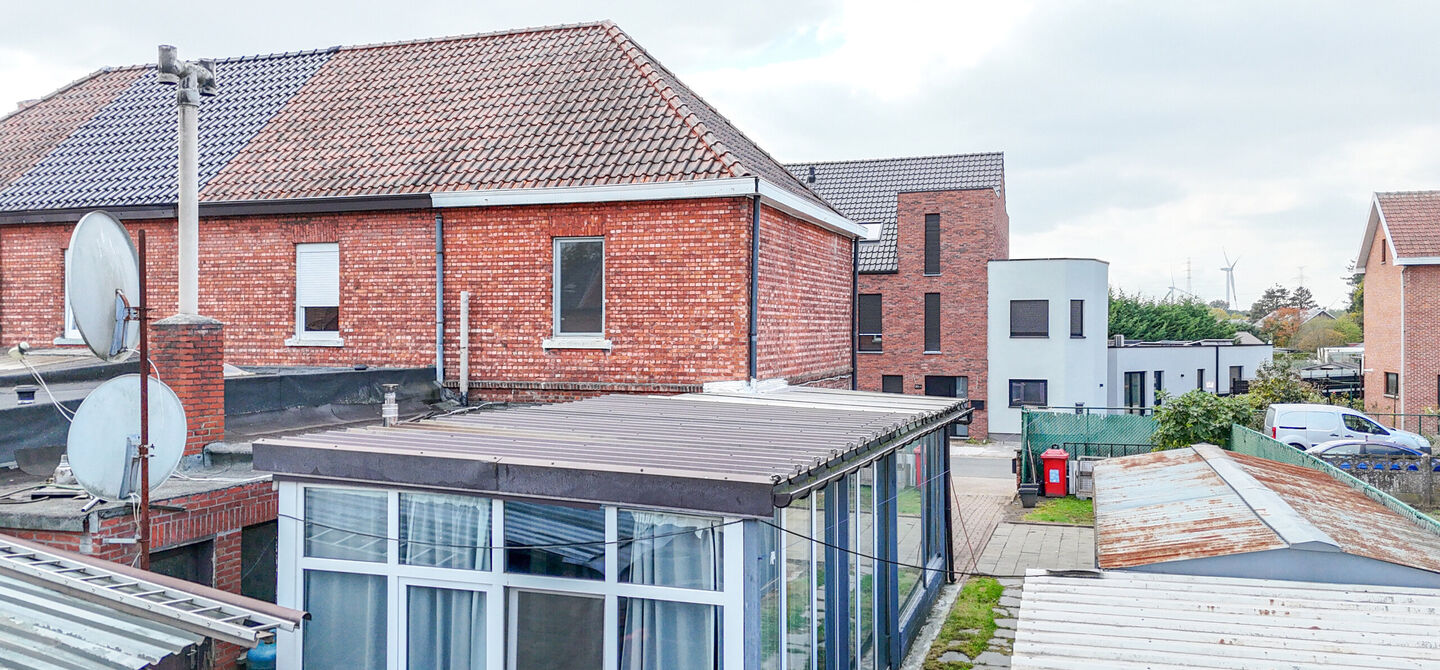Bij ImmoFusion 7/7 “open huis”: klik op onze 3D-TOUR.
Ervaar vastgoed alsof je er zelf doorloopt!
Ontdek deze charmante halfopen woning aan de Tennisstraat 17 in Beringen, waar comfort, karakter en recente renovaties samenkomen. Dankzij de grondige