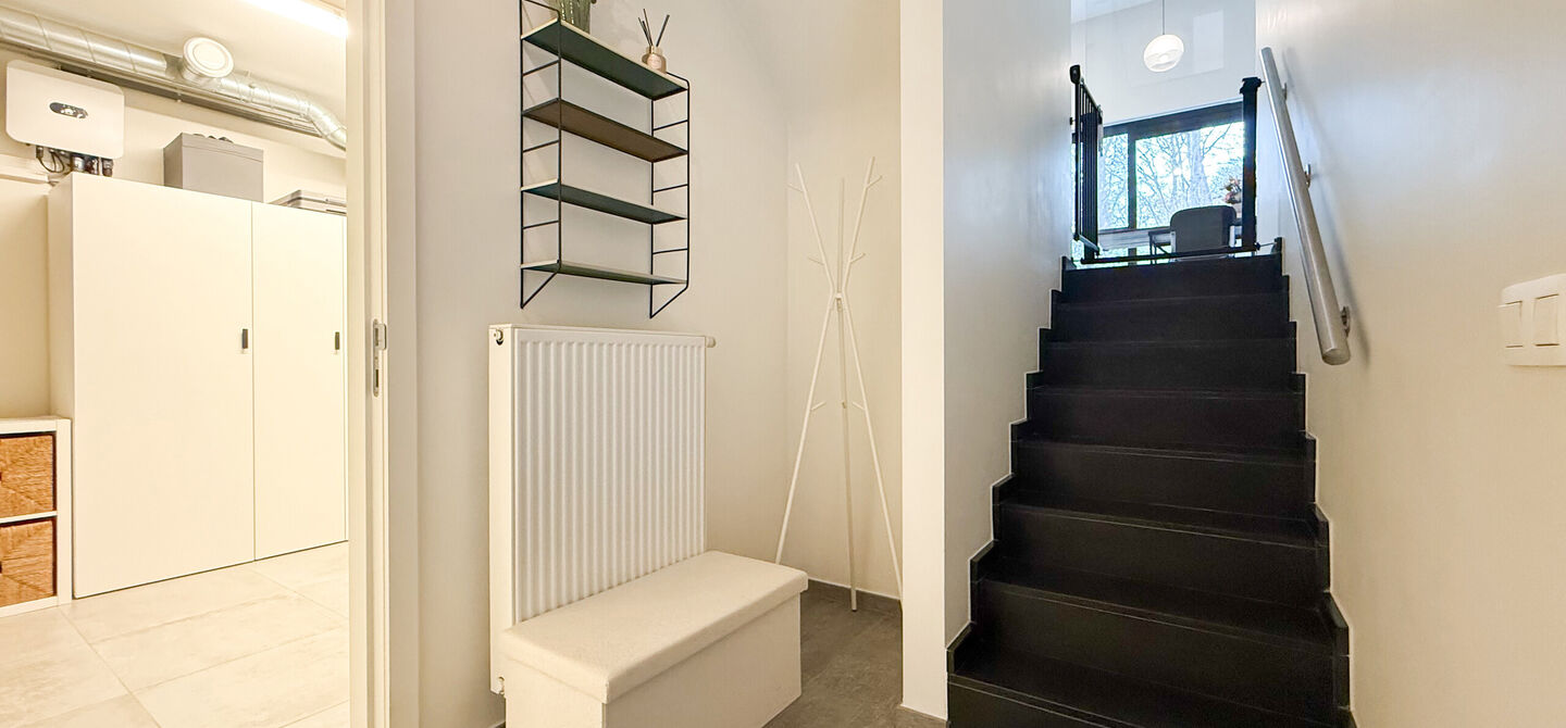 Bij ImmoFusion 7/7 “open huis” : klik op onze 3D-TOUR.
Ervaar vastgoed alsof je er zelf doorloopt!
Stap binnen in deze indrukwekkende halfopen bebouwing, quasi nieuw, gelegen in een rustige woonwijk van Beringen. Met een bewoonbare oppervlakte van