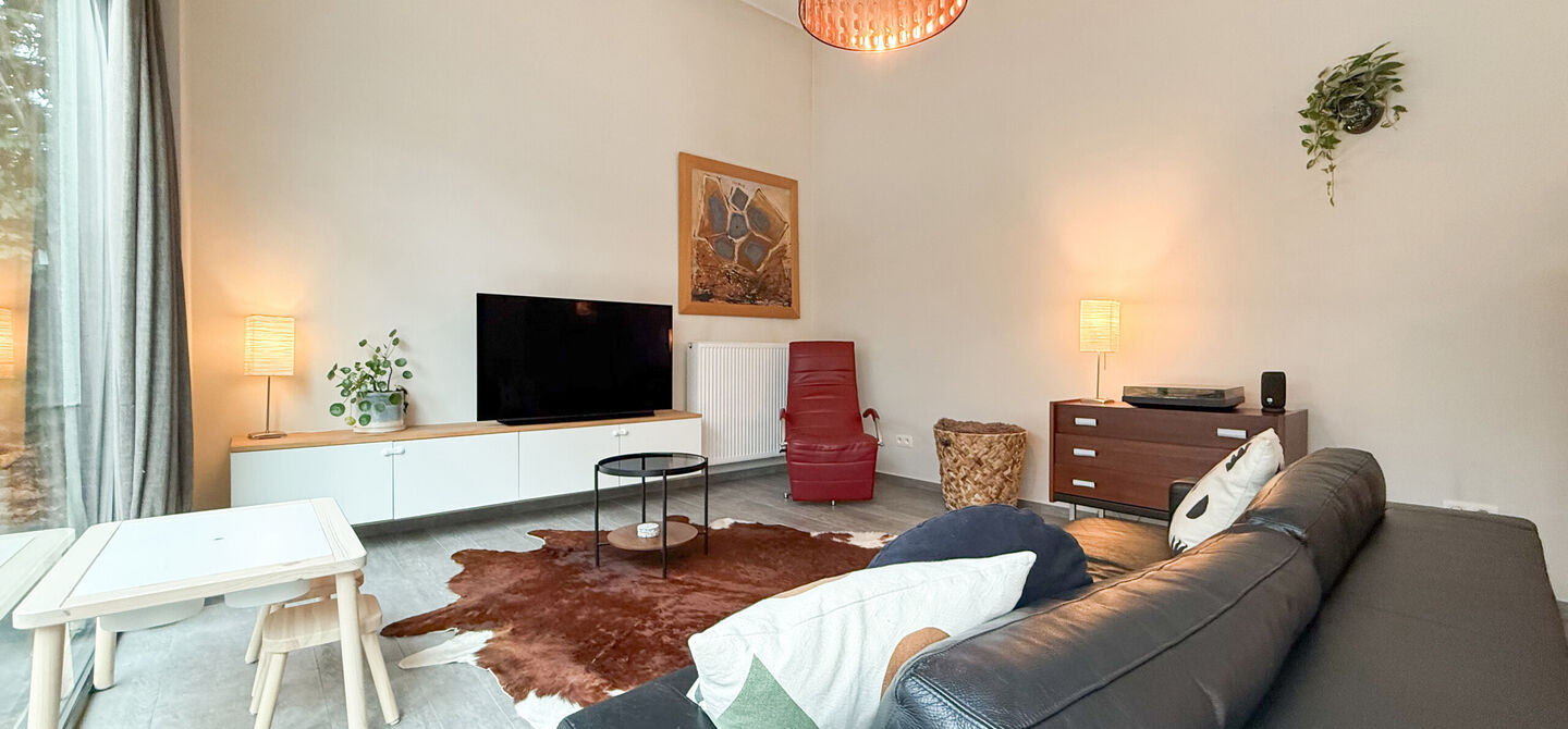 Bij ImmoFusion 7/7 “open huis” : klik op onze 3D-TOUR.
Ervaar vastgoed alsof je er zelf doorloopt!
Stap binnen in deze indrukwekkende halfopen bebouwing, quasi nieuw, gelegen in een rustige woonwijk van Beringen. Met een bewoonbare oppervlakte van